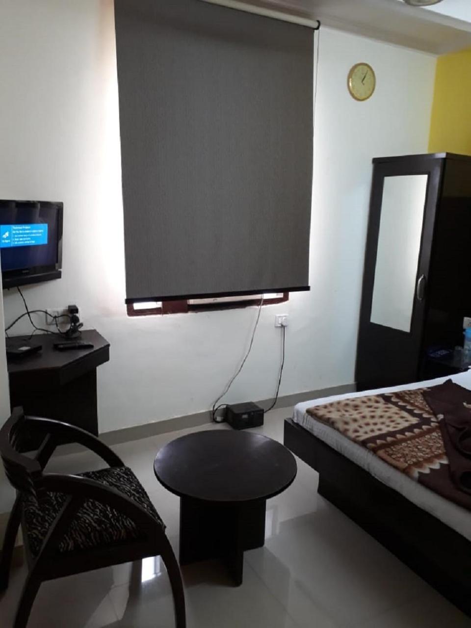 Hotel Shreeram Deluxe Yeni Delhi Dış mekan fotoğraf